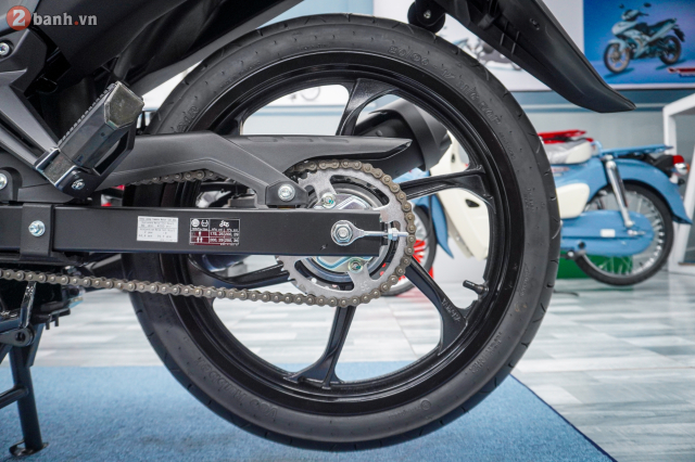 Qua bat ngo Phien ban duong dua Yamaha LC135 Fi Red Racer vua cap ben thi truong Viet Nam - 30