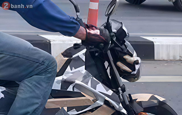 Suzuki Raider hoan toan moi lo dien khi dang chay thu tai Thai Giao dien moi va da co phanh ABS