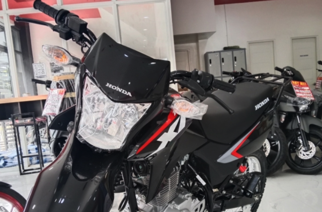 Tin don Honda XR150L 2025 dang tren duong ve Viet Nam de canh tranh voi Yamaha WR155