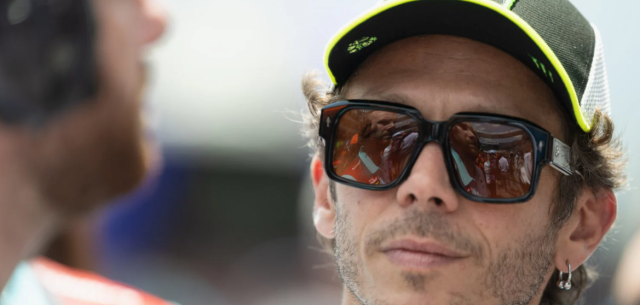 Valentino Rossi va hieu ung tan vo tai British GP 2025 Khi con so khong biet noi doi