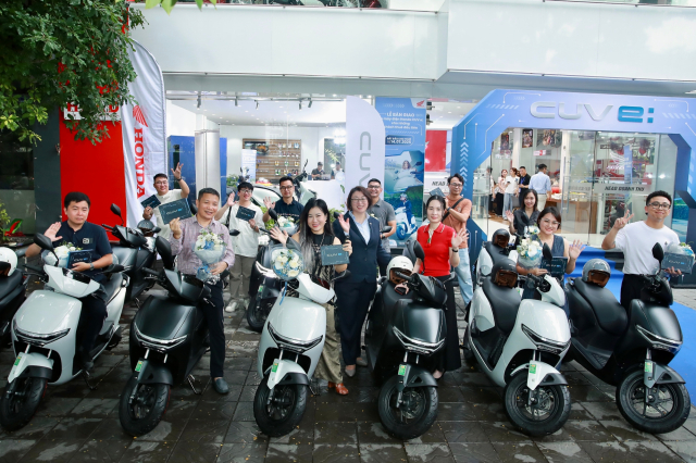 Xe may dien cao cap Honda CUV e chinh thuc ban giao den nhung khach hang dau tien