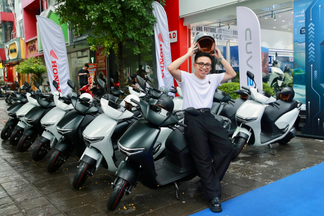 Xe may dien cao cap Honda CUV e chinh thuc ban giao den nhung khach hang dau tien - 4