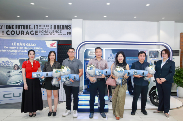 Xe may dien cao cap Honda CUV e chinh thuc ban giao den nhung khach hang dau tien - 6
