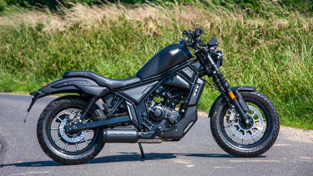 Zontes 125 C2 Lan gio cruiser moi cho anh em dam me phong cach co dien - 4