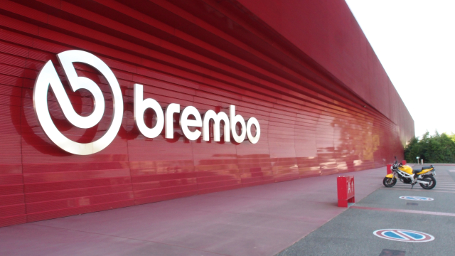 Ben trong thanh dia Brembo noi nhung cu phanh an toan duoc sinh ra