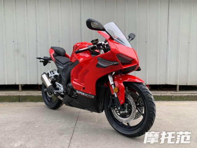 Dau dau voi chiec Ducati Panigale V4 phien ban Phake den tu Hercules - 4