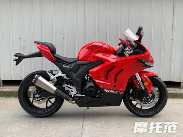 Dau dau voi chiec Ducati Panigale V4 phien ban Phake den tu Hercules - 7
