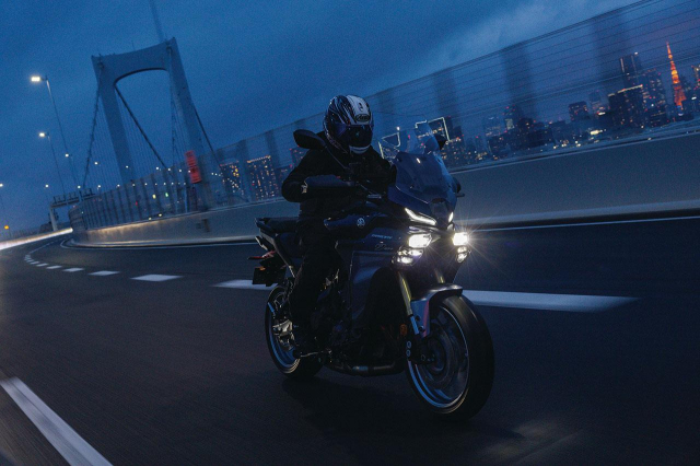 Den pha LED Matrix tren Yamaha Tracer 9GT Khi anh sang biet suy nghi - 4