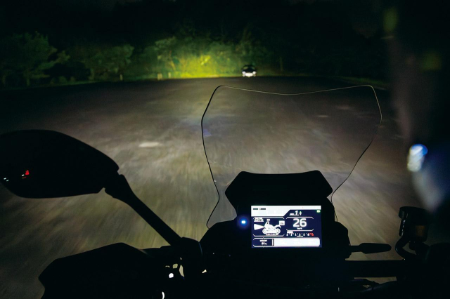 Den pha LED Matrix tren Yamaha Tracer 9GT Khi anh sang biet suy nghi - 8
