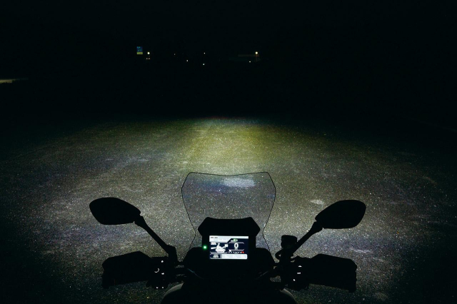 Den pha LED Matrix tren Yamaha Tracer 9GT Khi anh sang biet suy nghi - 12