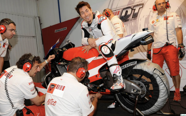 Ducati Desmosedici GP08 Bau vat gan lien voi huyen thoai Nicky Hayden sap len san dau gia - 26