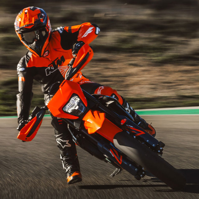 Ducati Hypermotard 698 Mono vs KTM 690 SMC R 2026 Do dam me hay Cam noi loan - 4