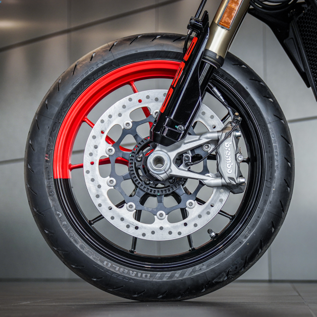 Ducati Hypermotard 698 Mono vs KTM 690 SMC R 2026 Do dam me hay Cam noi loan - 6