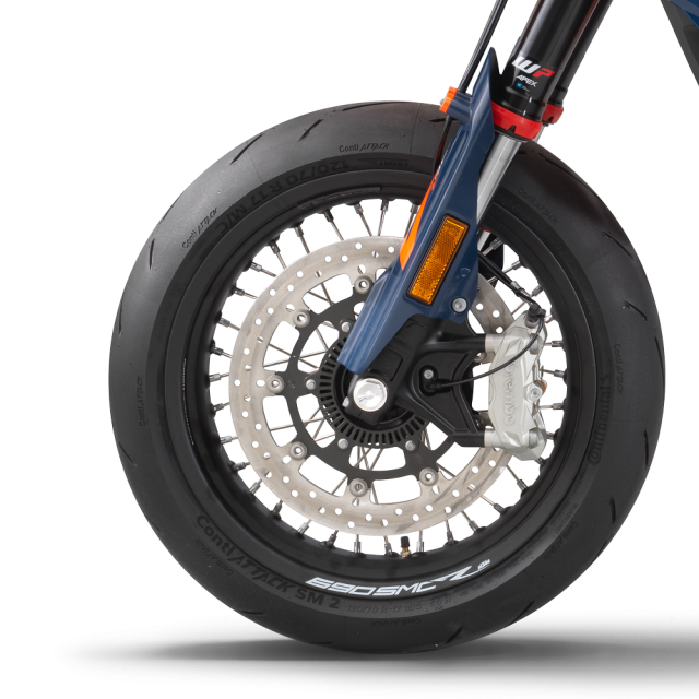 Ducati Hypermotard 698 Mono vs KTM 690 SMC R 2026 Do dam me hay Cam noi loan - 8