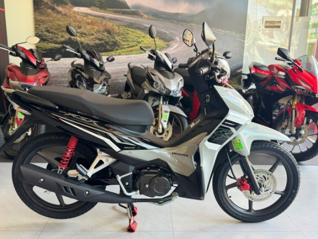 Hinh anh thuc te cua Honda Wave RSX FI 2026 vua ra mat o nuoc ta da co mat tai cac dai ly