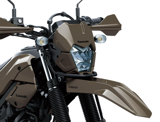 Kawasaki KLX230 DF 2026 vua ra mat tai Nhat voi giao dien moi lam AE me sinh dat say dam