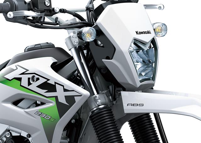 Kawasaki KLX230 S 2026 trinh lang voi gia ban chi 95 trieu Dong duoc ha thap yen xe va trong luong