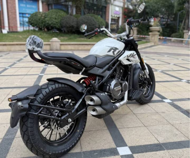Kham pha Punk CVT190 mau xe mo to ham ho van hanh nhu mot chiec xe tay ga - 4