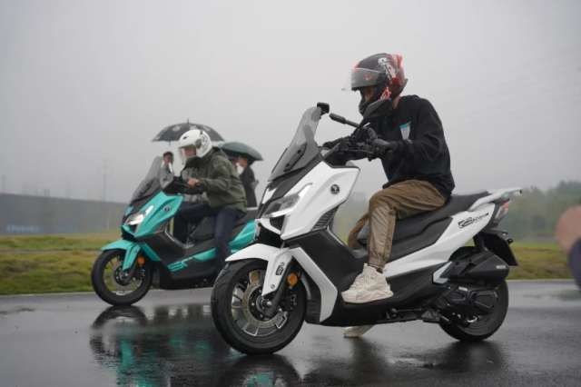 Kham pha Voge SR150GT H Mau xe tay ga Hybrid 48V nhu o to co gia ban chi khoang 45 trieu Dong