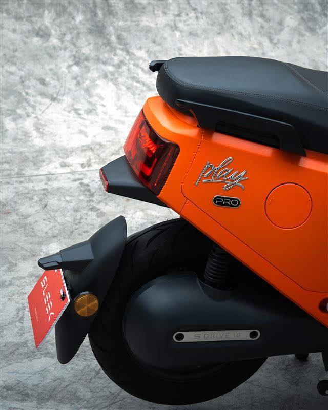 Kham pha xe dien Sleek EV Play 10 Pro Toc do 90 kmh quang duong 150 km va sac nhanh trong 1 gio - 4