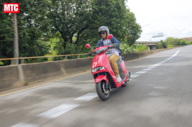Kham pha xe dien Sleek EV Play 10 Pro Toc do 90 kmh quang duong 150 km va sac nhanh trong 1 gio - 7
