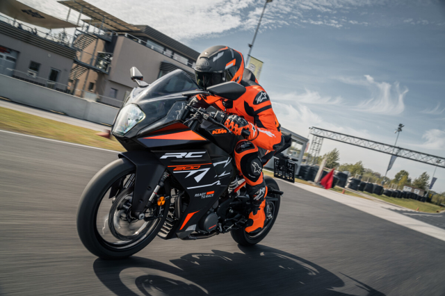 KTM RC 160 sap ra mat Tieu Sport moi thay the RC 125 doi dau truc dien Yamaha R15 V4 - 4