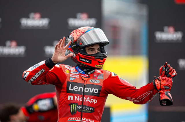 Marc Marquez lai thang nua Hungary GP nong hon ca troi he