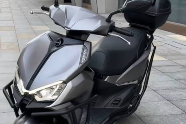 QJMotor ACE 150 co gia ngang ngua Honda Vision Trang bi phanh ABS 2 kenh va TCS cua Bosch