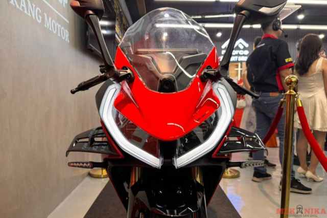 QJMotor SRK 250 RD Chien ma 4 xylanh gia mem sap dau Ninja ZX25R o Dong Nam A