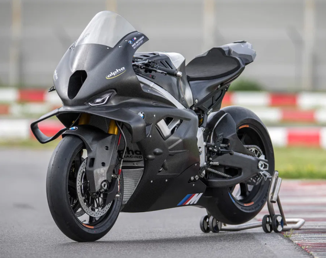RCSBKM ban sao chuan WorldSBK cua M1000 RR ma Toprak dang cam lai