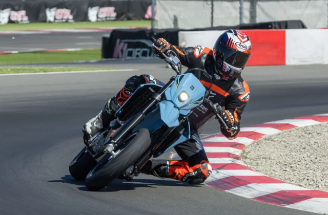 Suzuki DRZ4SM 2025 Chien binh Supermoto tro lai vui het ga nhung van con vai tat xau