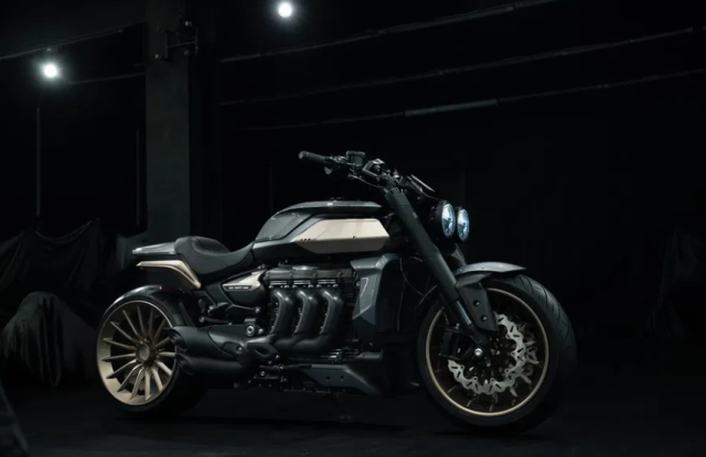Triumph Rocket 3 Agostino Khi quai vat co bap khoac len minh bo vest nghe thuat