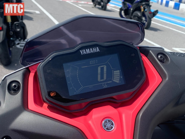 Yamaha Aerox 2026 ra mat o Thai co gia ban cao hon nhung it cong nghe hon so voi NVX 155 o nuoc ta - 8