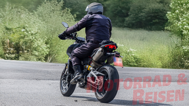 Bat gap Ducati Hypermotard V2 Dau cham het cho Testastretta huyen thoai va su khoi dau moi - 5