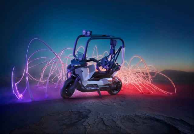 BMW Motorrad Vision CE trinh lang tuong lai xe tay ga dien hay chiec ken an toan giua pho thi