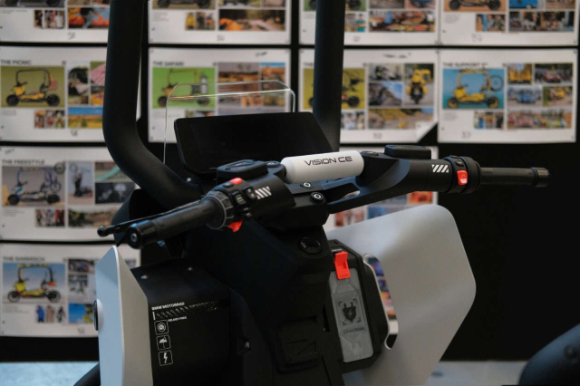 BMW Motorrad Vision CE trinh lang tuong lai xe tay ga dien hay chiec ken an toan giua pho thi - 14