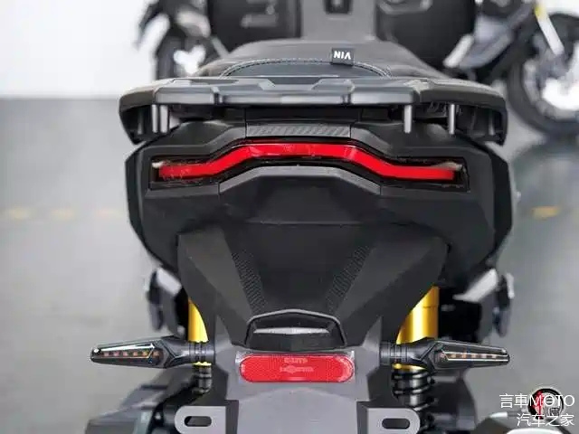 Can canh doi thu moi cua Honda ADV 160 tu CFMoto Cai gi cung co ke ca gia re - 6