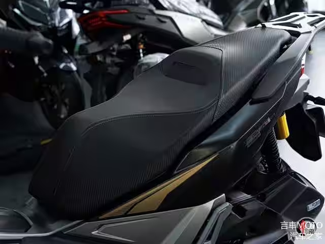 Can canh doi thu moi cua Honda ADV 160 tu CFMoto Cai gi cung co ke ca gia re - 8