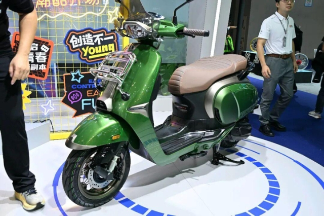 Chi tiet mau xe ga Loncin Youth co thiet ke va he thong phuoc tuong tu dong xe Vespa