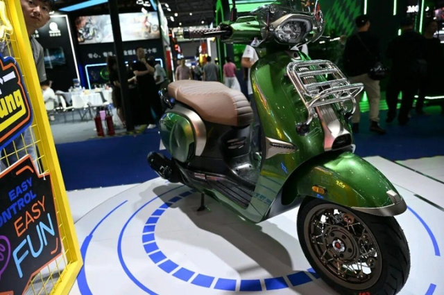 Chi tiet mau xe ga Loncin Youth co thiet ke va he thong phuoc tuong tu dong xe Vespa - 4