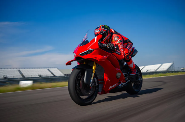 Ducati Panigale V4 R 2026 Dinh cao duong dua buoc ra doi thuc