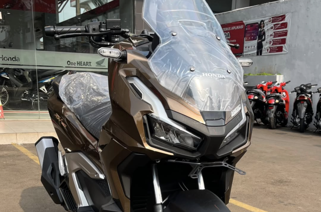 Hinh anh thuc te cua Honda ADV160 2026 hoan toan moi vua ve den dai ly Dep hon mong doi