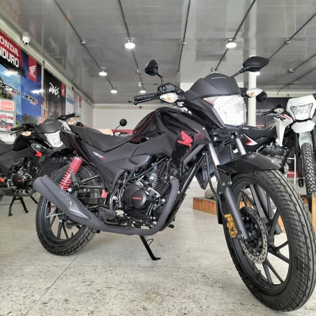Hinh anh thuc te cua Honda CB 125F 20 MAX 2026 vua ve dai ly voi gia chi 39 trieu Dong
