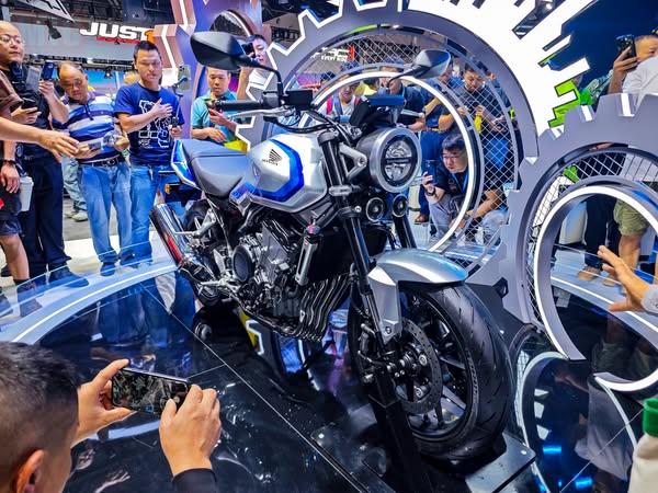 Honda CB500 Super Four 2026 Truyen nhan that su cua CB400 SF da xuat hien