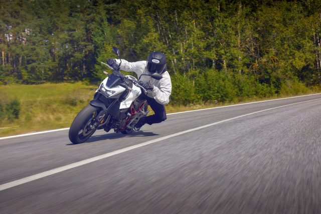 Honda CB750 Hornet vs CB1000 Hornet SP Hai ca tinh mot dong mau - 5
