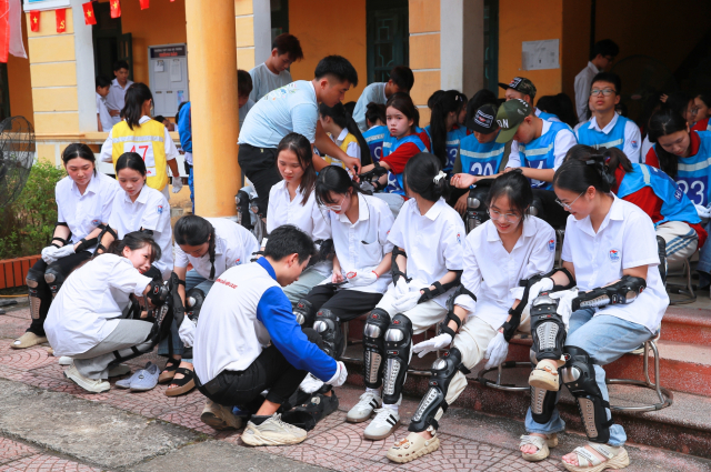 Honda khoi dong khoa boi duong kien thuc phap luat va ky nang lai xe gan may an toan cho hoc sinh - 10
