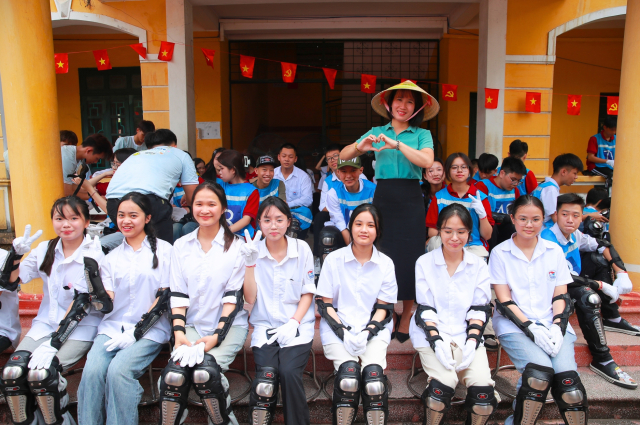 Honda khoi dong khoa boi duong kien thuc phap luat va ky nang lai xe gan may an toan cho hoc sinh - 17