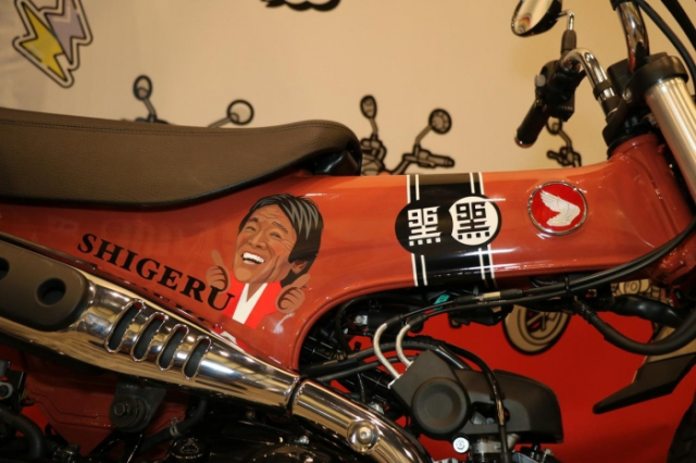 Kham pha Honda Dax 125 phien ban Shigeru Matsuzaki nham ton vinh ca si va dien vien nguoi Nhat