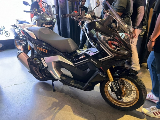 Kove ADX 180 trinh lang gat gio Honda ADV160 voi gia ban chua den 70 trieu Dong