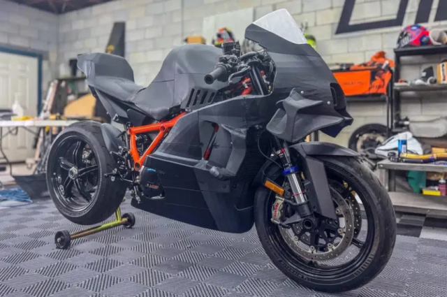 KTM 1390 Super Duke hoa RC16 MotoGP nho cong nghe in 3D Giac mo khong con xa voi - 4